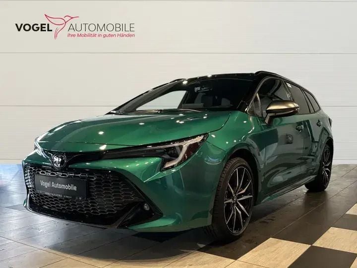 Super green metallic dach schw Gebraucht 2024 Toyota Corolla Sport Kombi | 32.210 € (Fairer Preis) - Bild 1/4