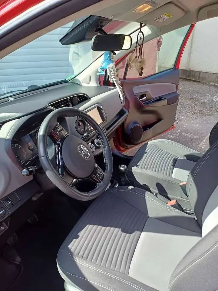 Gebraucht Toyota Yaris 72 PS (52 kW) 2019 Rot Limousine