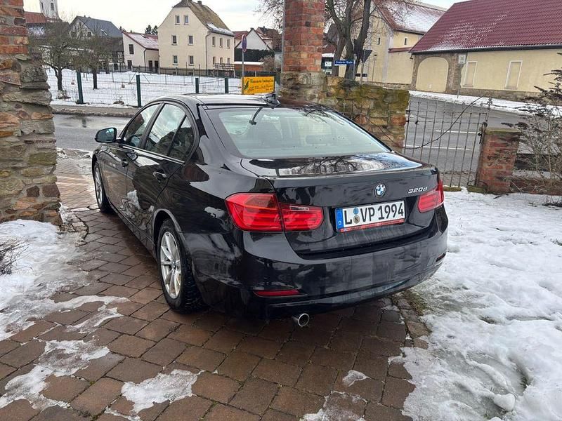 Gebraucht BMW 320 184 PS (135 kW) 2013 Schwarz Limousine