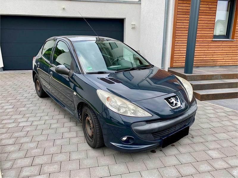 Grau Gebraucht 2010 Peugeot 206+ Kleinwagen | 1.299 € (Fairer Preis) - Bild 1/4