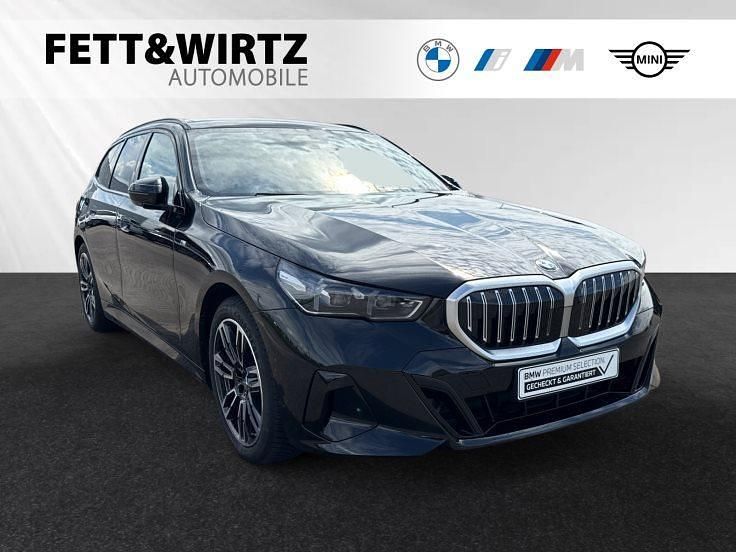Saphirschwarz metallic Gebraucht 2024 BMW 520 M Sport Kombi | 48.500 € (Guter Preis) - Bild 1/3