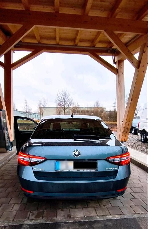 Gebraucht Skoda Superb 150 PS (110 kW) 2016 Grau Limousine