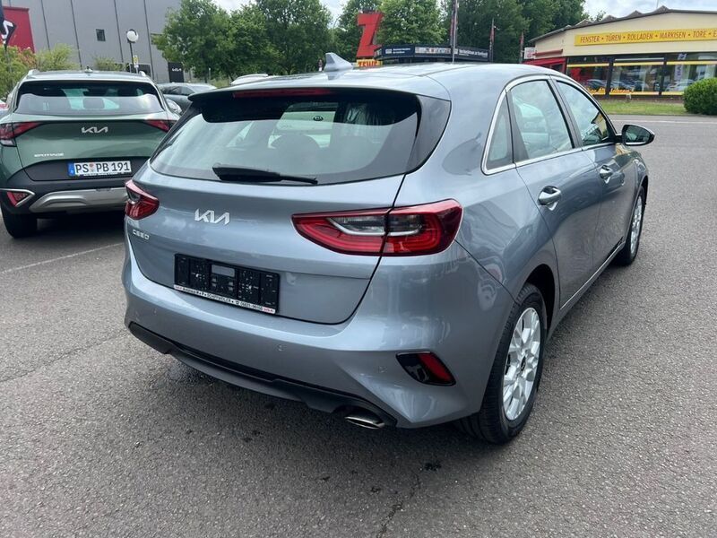 Neu Kia Ceed 140 PS (102 kW) 2025 Silber Kleinwagen