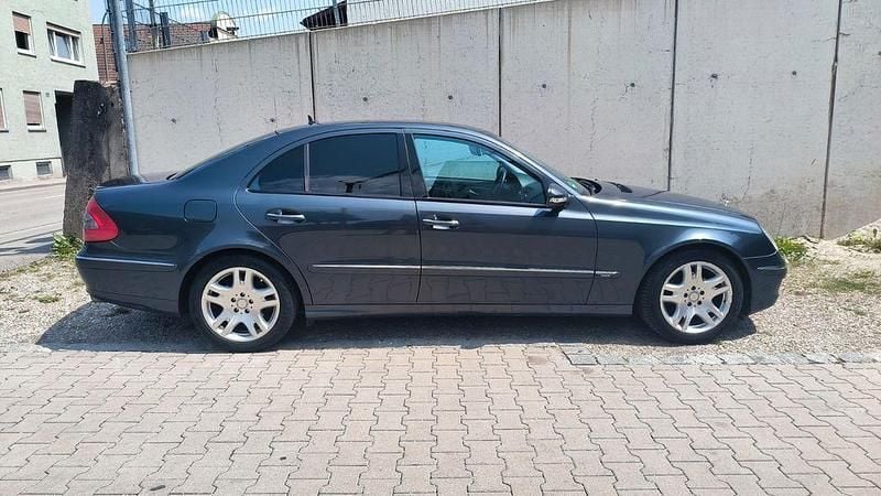 Grau Gebraucht 2007 Mercedes E280 Avantgarde Limousine | 12.000 € (Teuer) - Bild 1/4