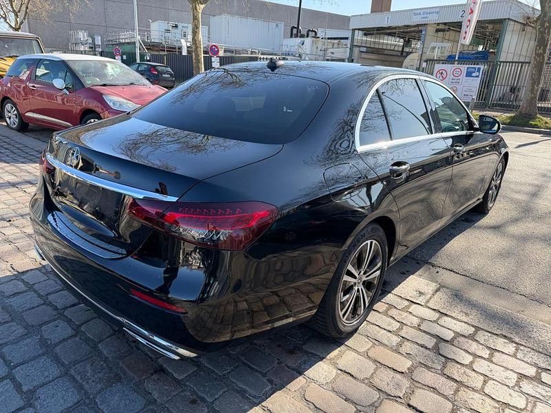 Gebraucht Mercedes E220 200 PS (147 kW) 2022 Schwarz Limousine