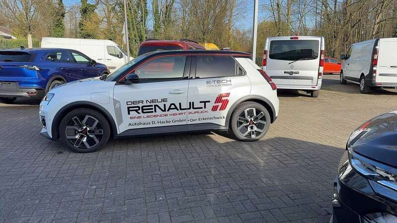 Perlmuttweiß mit dach in bl Gebraucht 2024 Renault R5 Komfort Kleinwagen | 32.900 € - Bild 1/4