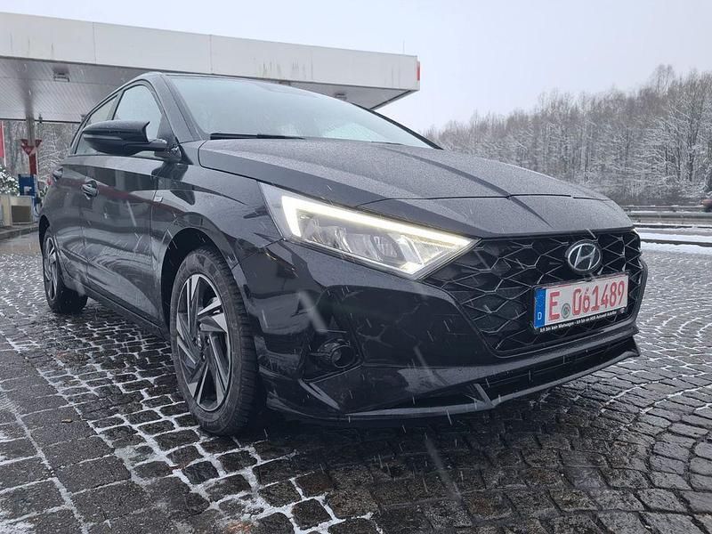 Schwarz Gebraucht 2023 Hyundai i20 Trend Limousine | 17.000 € (Fairer Preis) - Bild 1/4