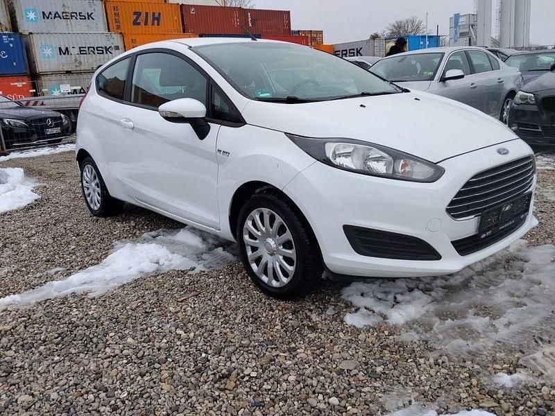 Gebraucht Ford Fiesta Trend 65 PS (47 kW) 2015 Weiß Limousine