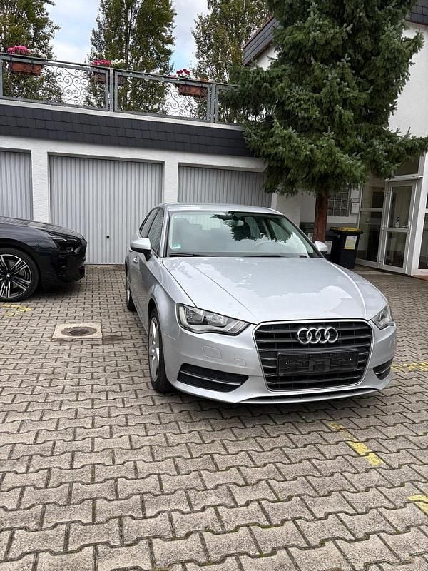 Grau Gebraucht 2013 Audi A3 Sportback Limousine | 7.900 € (Superpreis) - Bild 1/4
