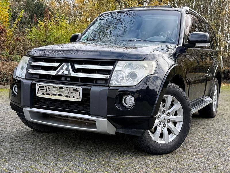 Schwarz Gebraucht 2010 Mitsubishi Pajero Instyle SUV | 13.900 € (Fairer Preis) - Bild 1/4