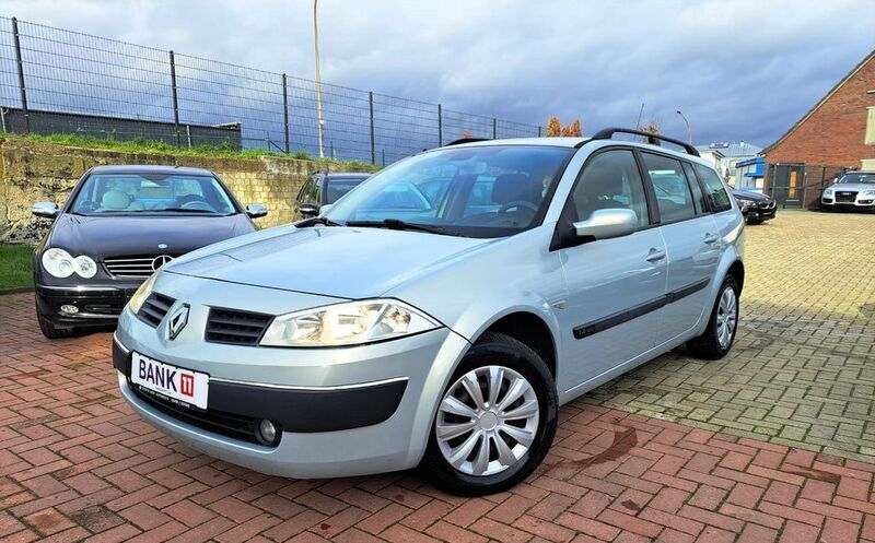 Grau Gebraucht 2004 Renault Mégane II Limousine | 1.490 € (Teuer) - Bild 1/4