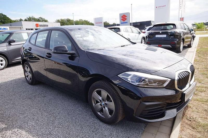 Schwarz ii Gebraucht 2024 BMW 118 Advantage Kleinwagen | 24.690 € (Fairer Preis) - Bild 1/4