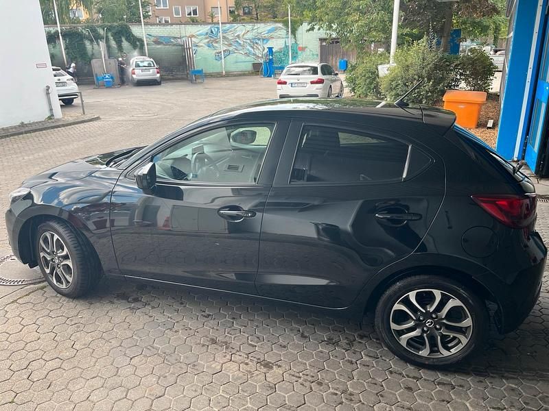 Gebraucht Mazda 2 90 PS (66 kW) 2015 Schwarz Kleinwagen