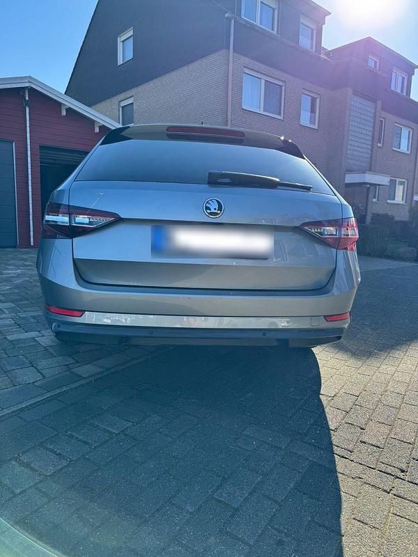 Usado Skoda Superb 190 HP (139 kW) 2018 Azul Carrinha