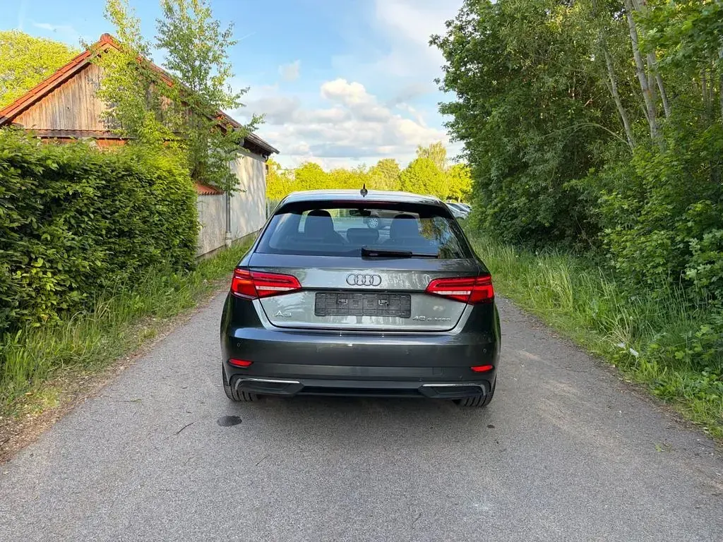 Gebraucht Audi e-tron Sport 204 PS (150 kW) 2020 Grau SUV