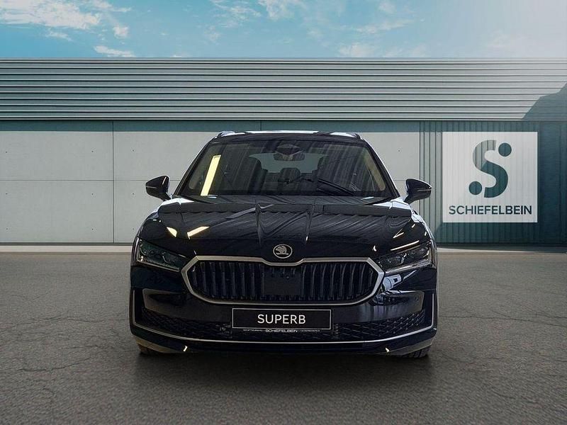 Neu Skoda Superb Selection 193 PS (141 kW) 2025 Ebony schwarz metallic Kombi