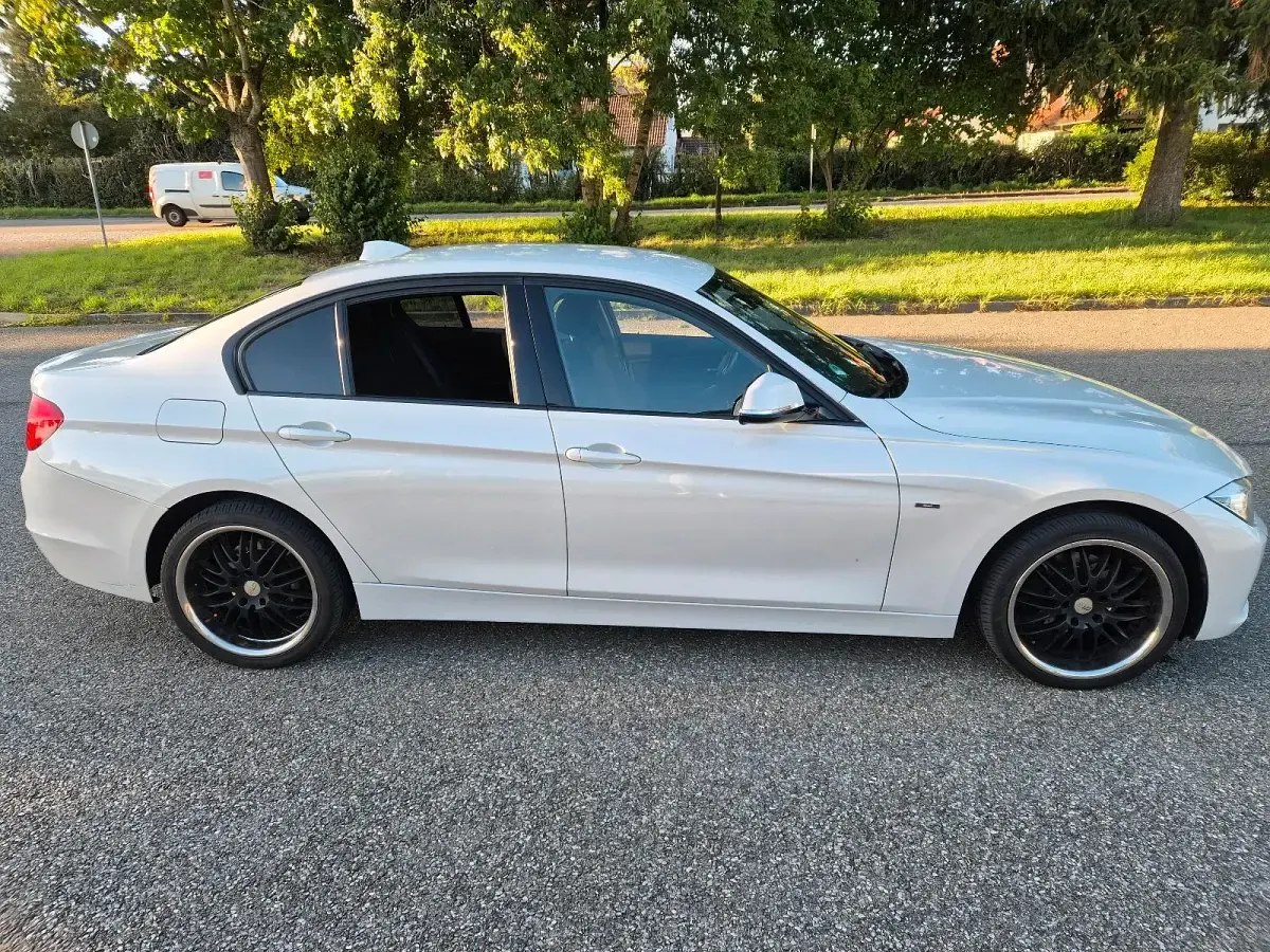 Gebraucht BMW 318 143 PS (105 kW) 2014 Weiß Limousine