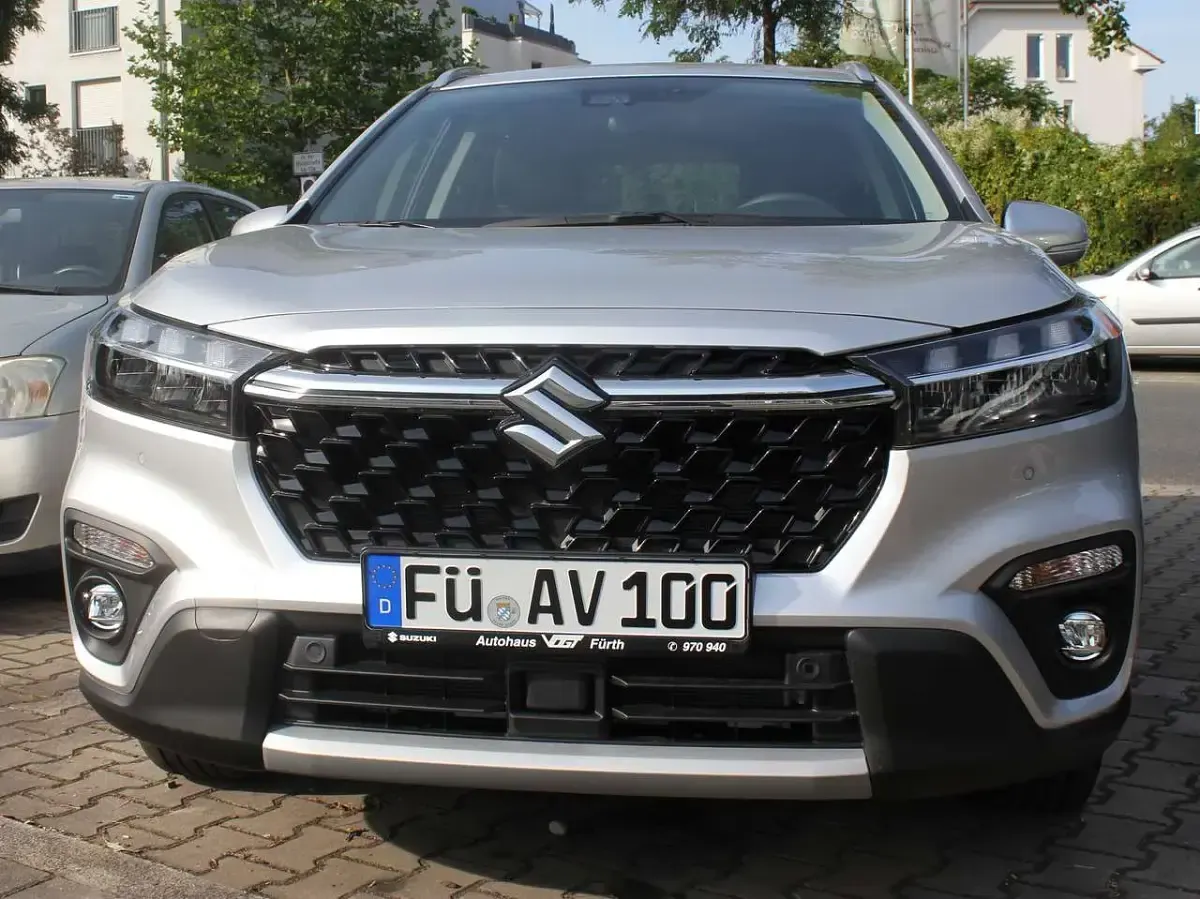 Gebraucht Suzuki SX4 S-Cross Comfort 102 PS (75 kW) 2024 Silky silver metallic SUV
