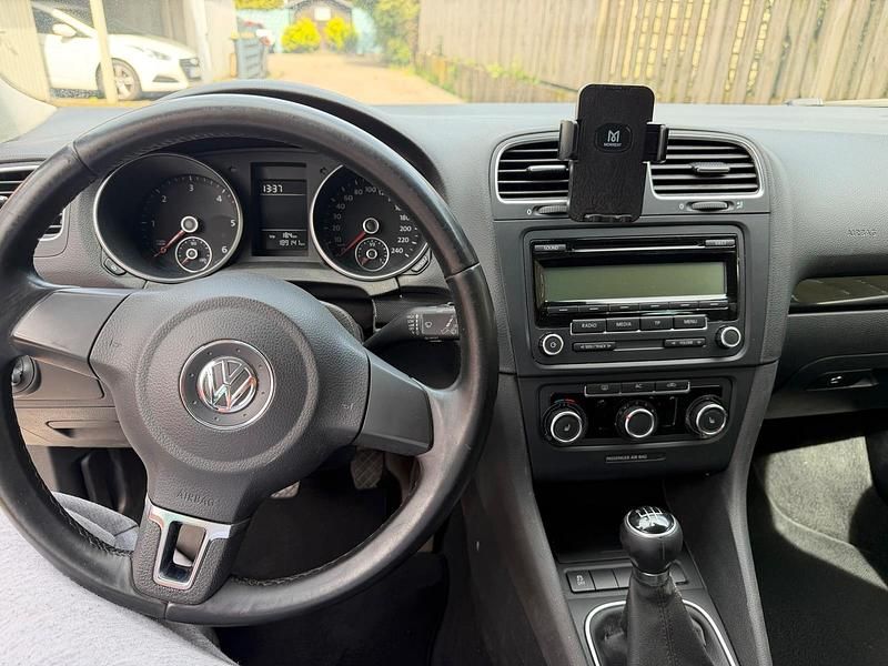 Usata VW Golf VI 105 CV (77 kW) 2011 Bianco Utilitaria
