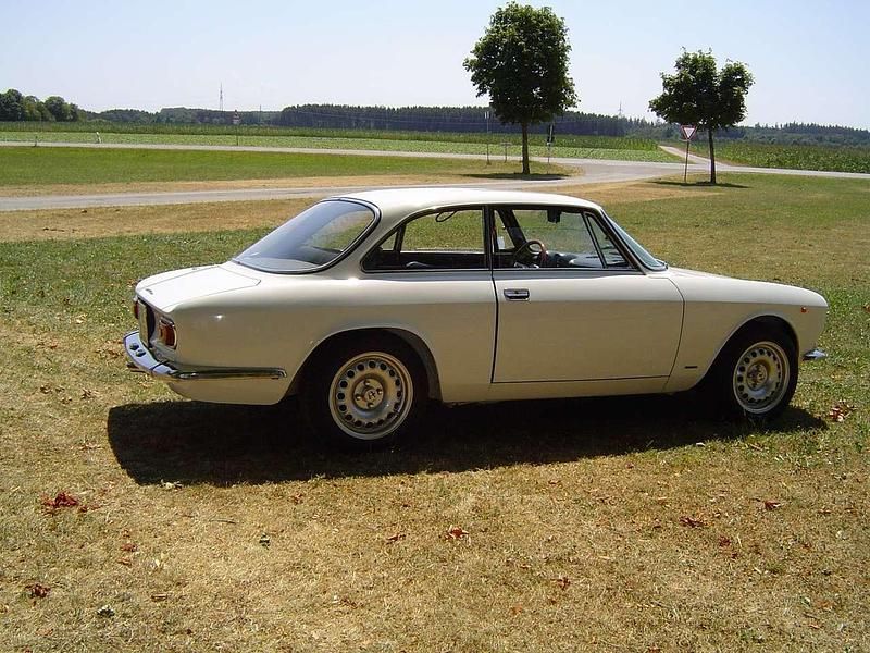 Weiß Gebraucht 1972 Alfa Romeo GT Coupé | 36.900 € - Bild 1/4