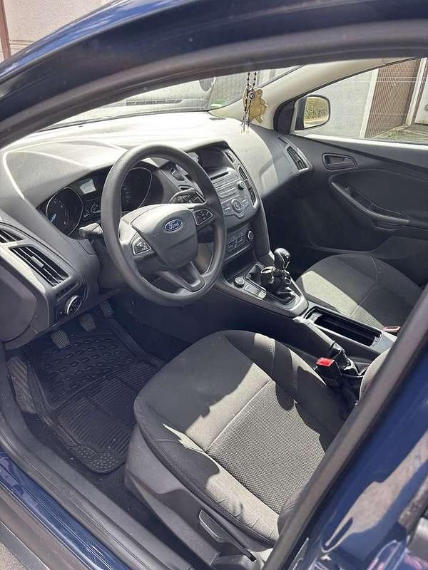 Gebraucht Ford Focus Ambiente 101 PS (74 kW) 2015 Blau Kleinwagen