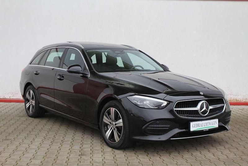 Obsidianschwarz metallic 197u Gebraucht 2023 Mercedes C300e Avantgarde Kombi | 30.375 € (Superpreis) - Bild 1/4