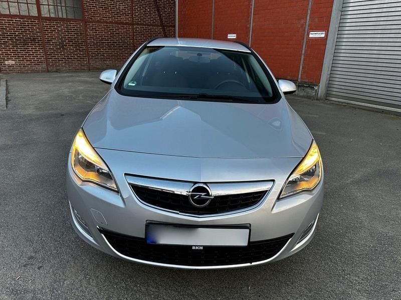 Gebraucht Opel Astra Edition 110 PS (80 kW) 2012 Silber Kombi