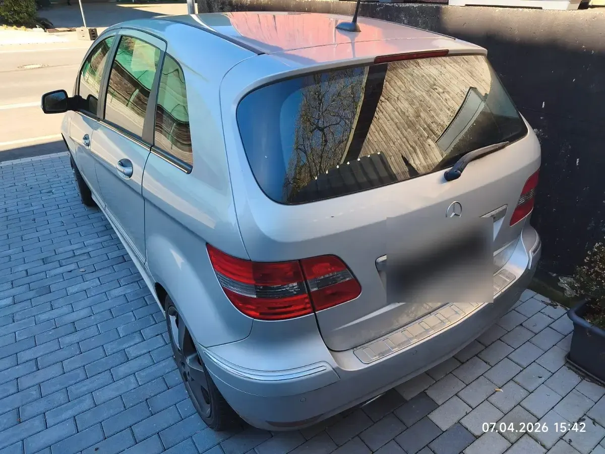 Gebraucht Mercedes B180 109 PS (80 kW) 2011 Silber Kleinwagen