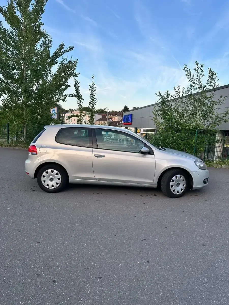 Gebraucht VW Golf VI 105 PS (77 kW) 2010 Silber Kleinwagen