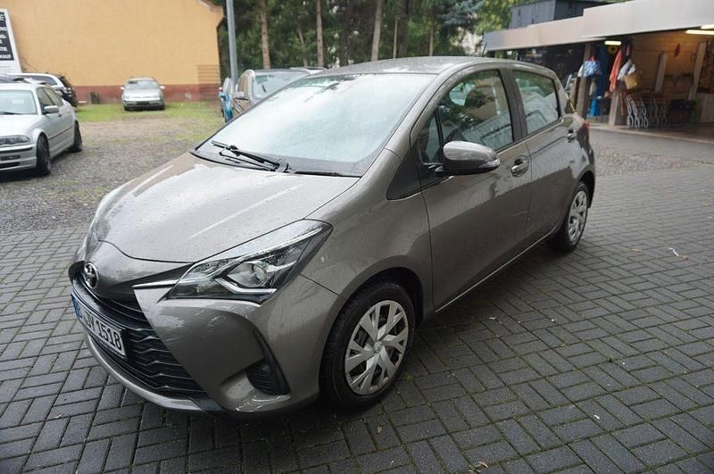 Braun Gebraucht 2019 Toyota Yaris Style Limousine | 13.990 € (Fairer Preis) - Bild 1/4