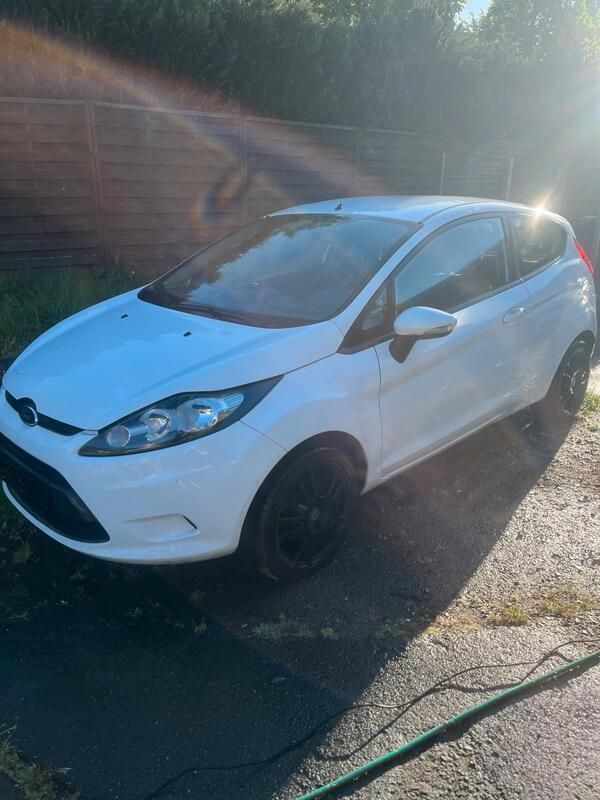 Weiß Gebraucht 2011 Ford Fiesta Trend Kleinwagen | 900 € (Superpreis) - Bild 1/4