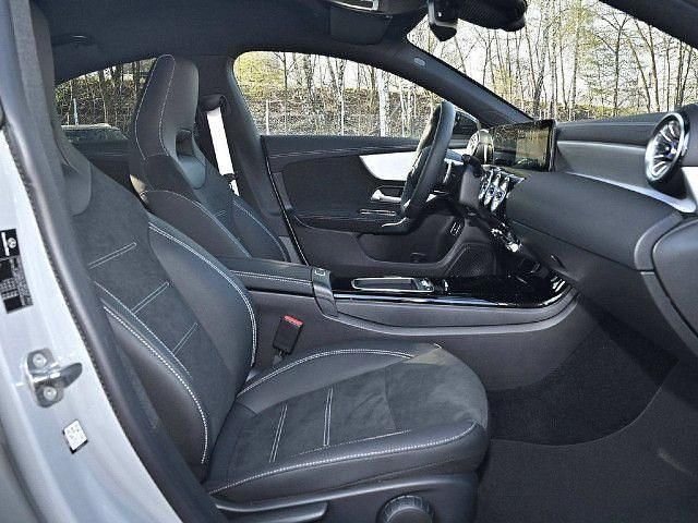 Grau / manufaktur alpingrau Gebraucht 2025 Mercedes CLA180 AMG line Limousine | 39.900 € (Fairer Preis) - Bild 1/4
