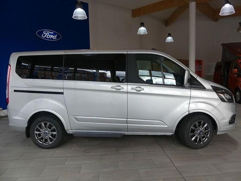 Gebraucht Ford Tourneo 170 PS (125 kW) 2023 Moondustsilber metallic Van / Kleinbus