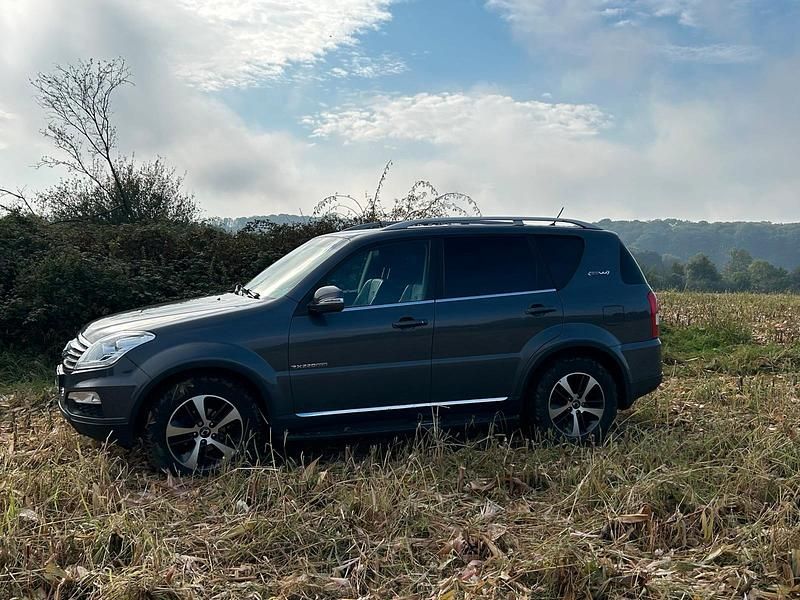 Grau Gebraucht 2017 Ssangyong (KGM) Rexton Sapphire SUV | 15.850 € - Bild 1/4