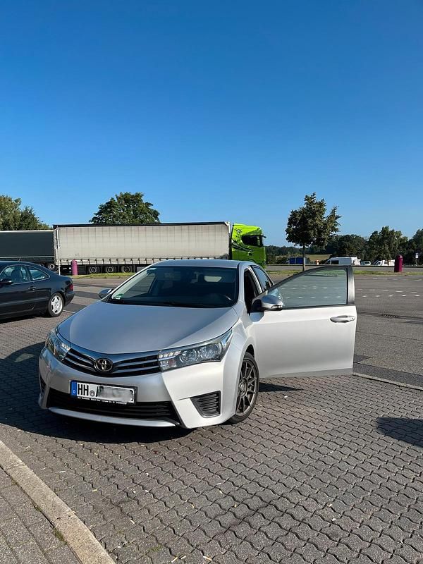 Silber Gebraucht 2014 Toyota Avensis Limousine | 12.500 € - Bild 1/4