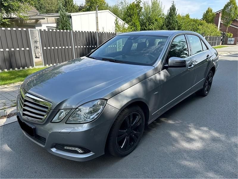 Grau Gebraucht 2010 Mercedes E200 Avantgarde Limousine | 8.500 € (Superpreis) - Bild 1/4