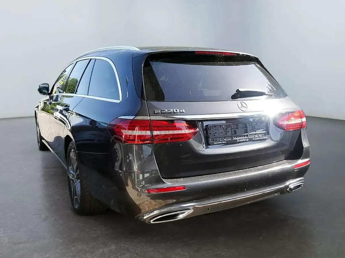 Gebraucht Mercedes E220 Avantgarde 194 PS (142 kW) 2021 Grau Limousine