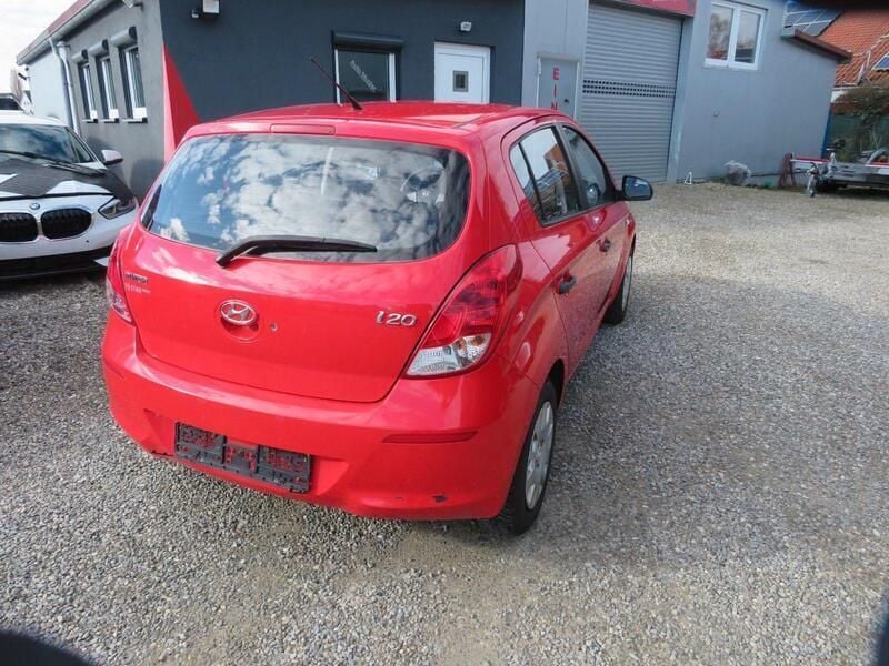 Gebraucht Hyundai i20 Edition 86 PS (63 kW) 2013 Electric red / sol Kleinwagen