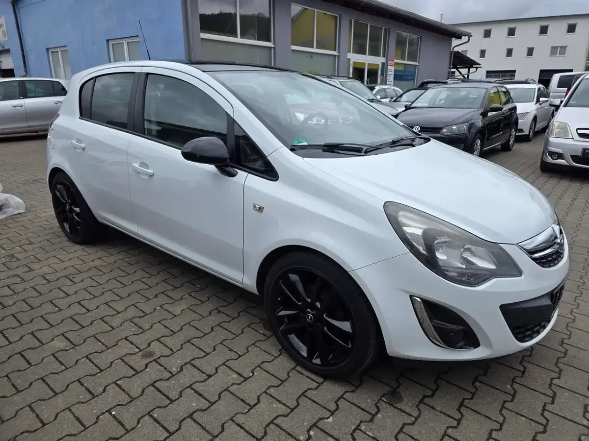 Używany Opel Corsa Color Edition 101 KM (74 kW) 2014 Biały Hatchback
