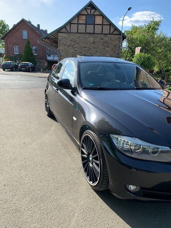 Gebraucht BMW 318 Sport Line 143 PS (105 kW) 2010 Schwarz Limousine