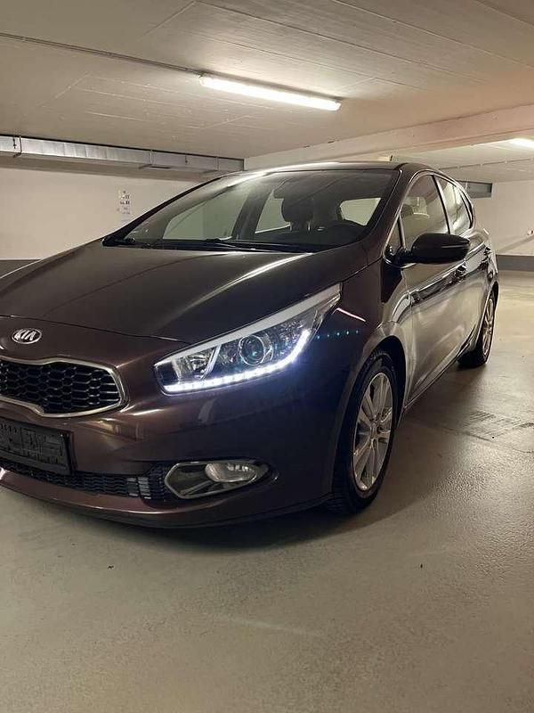 Braun Gebraucht 2012 Kia Ceed Kleinwagen | 8.000 € (Teuer) - Bild 1/4