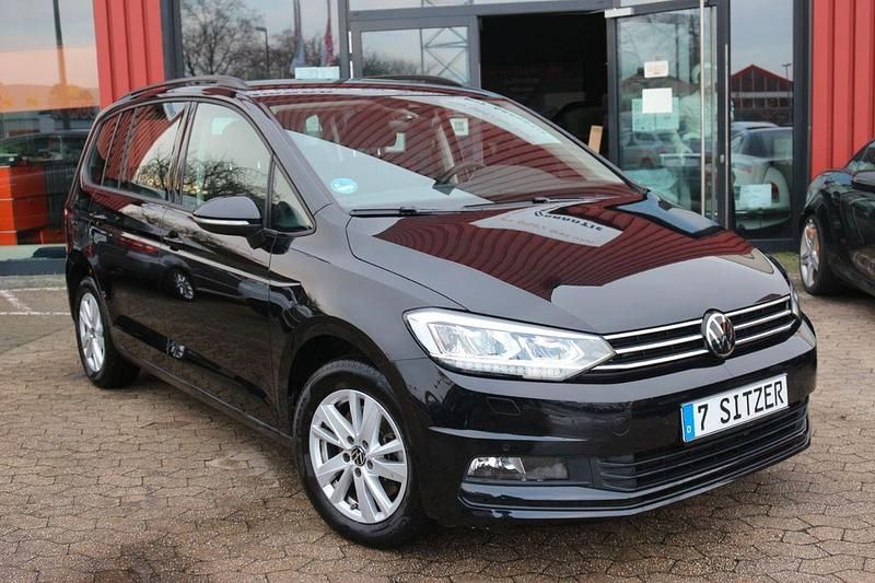 Schwarz Gebraucht 2023 VW Touran Business Van / Kleinbus | 32.800 € (Etwas zu teuer) - Bild 1/4