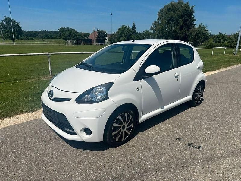 Weiß Gebraucht 2014 Toyota Aygo Cool Kleinwagen | 4.900 € (Guter Preis) - Bild 1/4