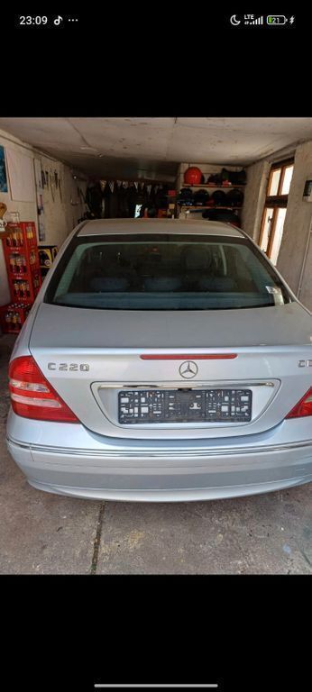 Silber Gebraucht 2006 Mercedes 220 Limousine | 3.200 € - Bild 1/3