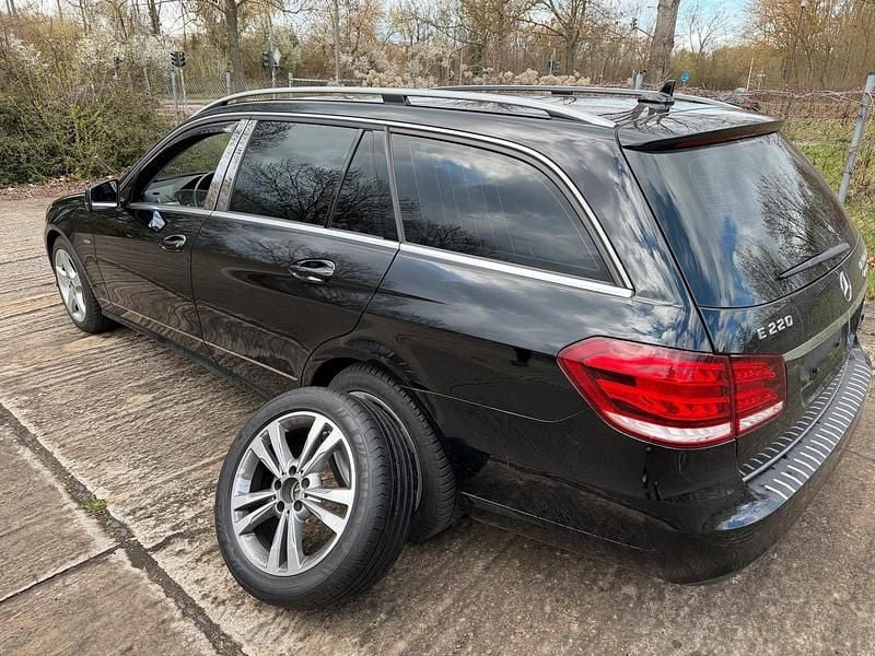 Gebraucht Mercedes E220 Edition 170 PS (125 kW) 2014 Schwarz Kombi