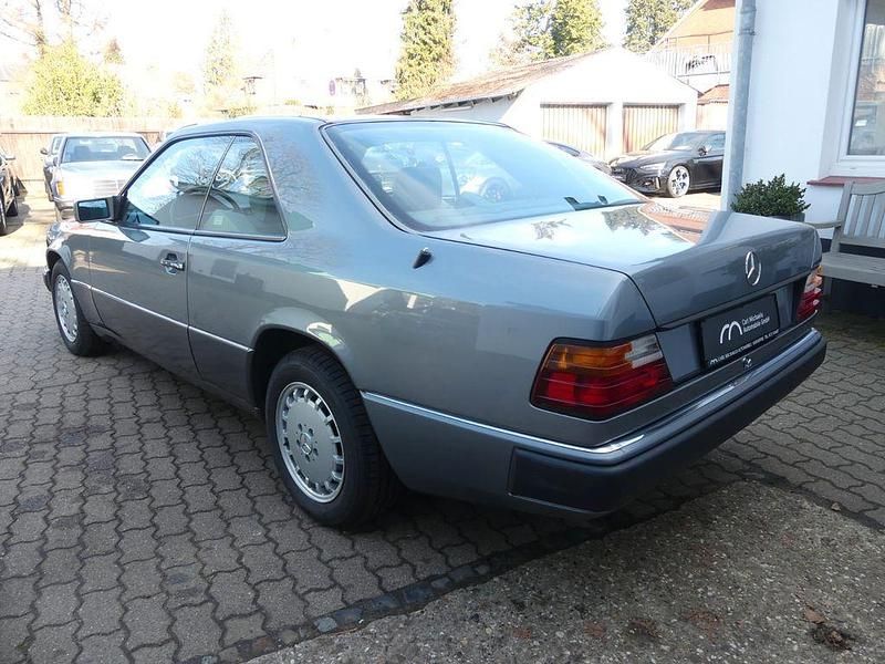 Second-hand Mercedes E300 220 CP (161 kW) 1990 Gri