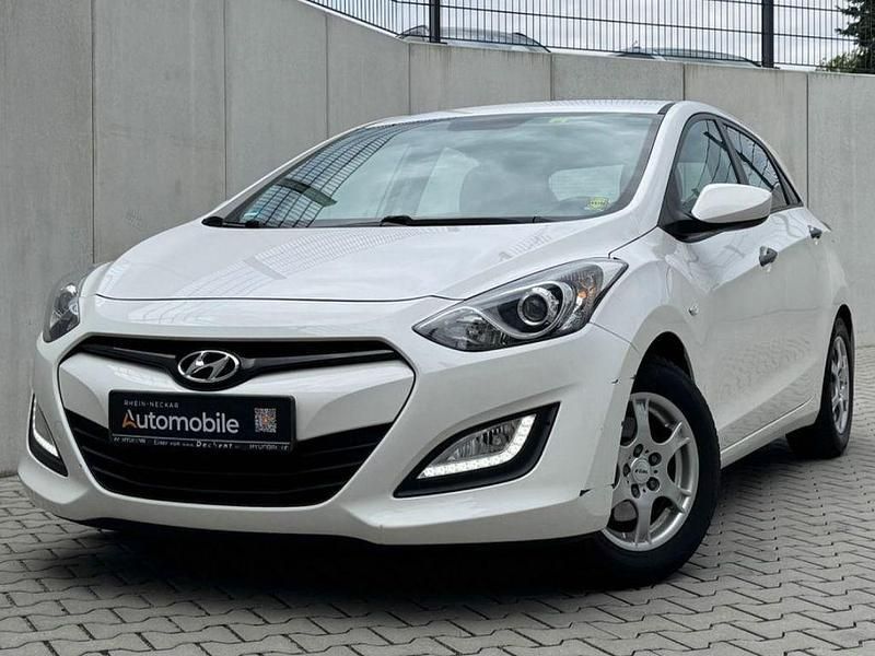 Weiß Gebraucht 2014 Hyundai i30 Classic Limousine | 5.999 € (Guter Preis) - Bild 1/4