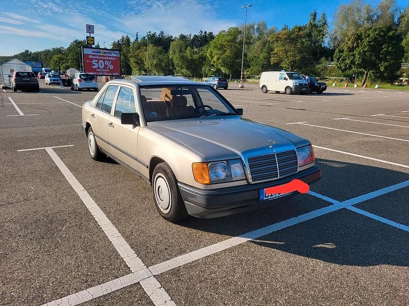 Beige Gebraucht 1989 Mercedes E200 Limousine | 7.950 € - Bild 1/4