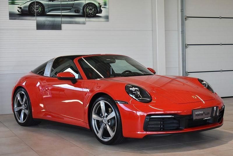 Rot Gebraucht 2021 Porsche 911 Targa 4 Chrono Cabrio | 139.992 € (Etwas zu teuer) - Bild 1/4
