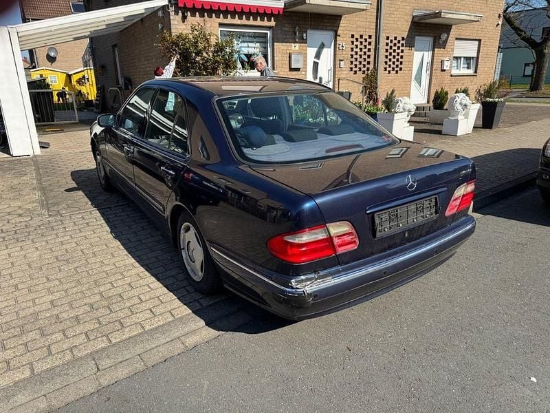 Gebraucht Mercedes E200 Elegance 136 PS (100 kW) 1999 Blau Limousine